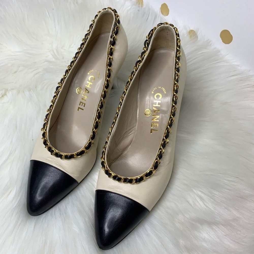 CHANEL Cream & Black Leather Pumps Shoes With Gold / Black Links Size 40 / 10